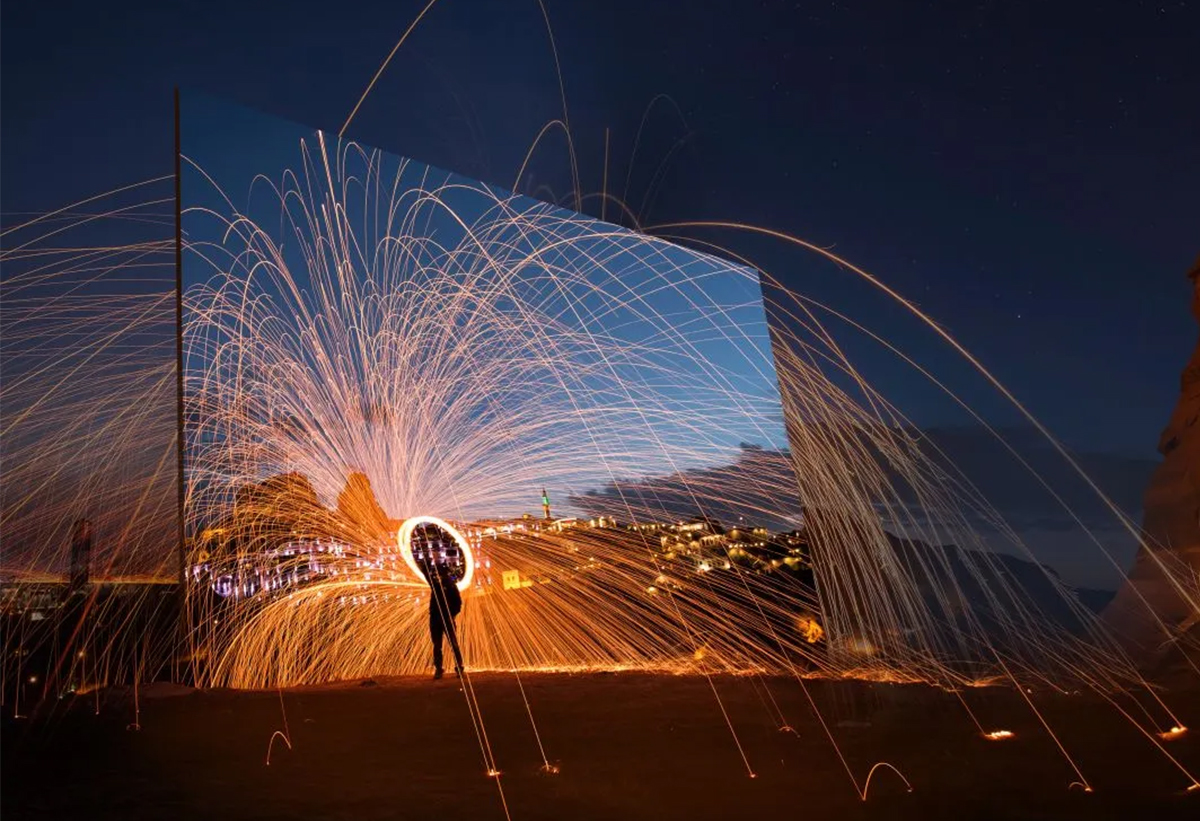 Απεικονίζεται σκηνή σε οθόνη με στοιχεία της να πετάγονται έξω από αυτή.